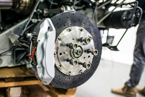 Sistema de freio automotivo com discos e pastilhas